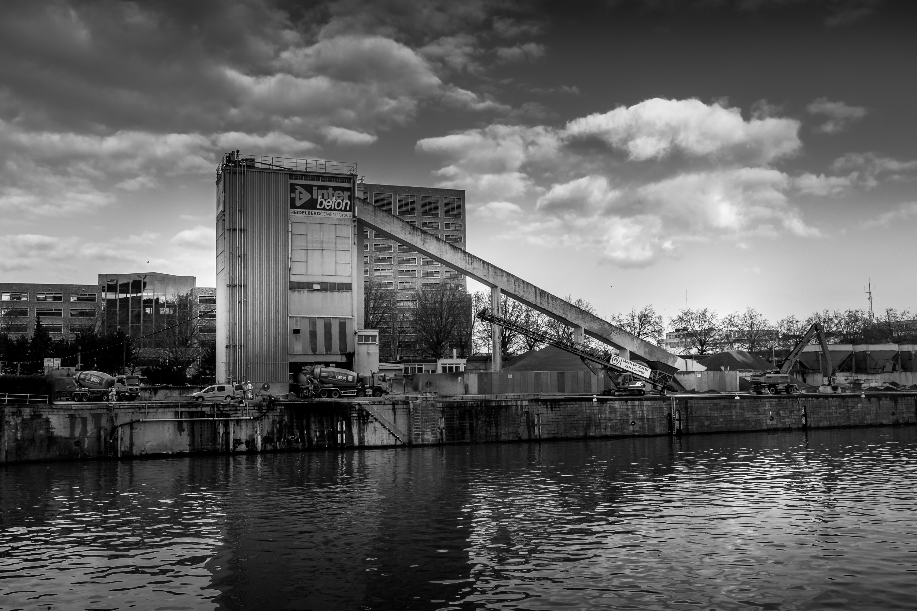 MONDAY “Black and White”