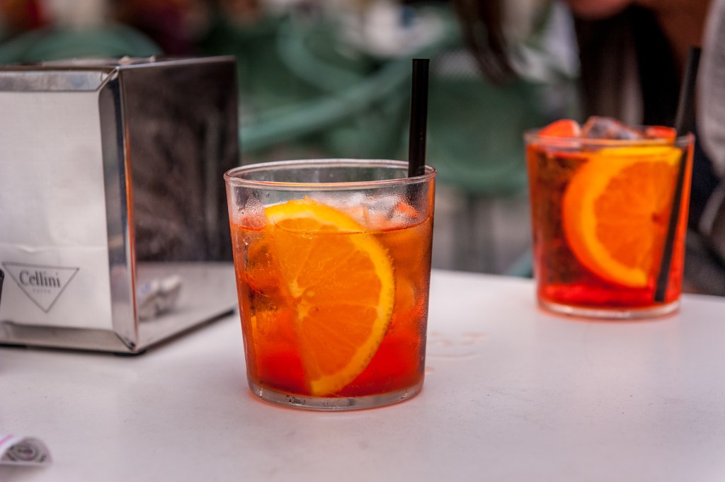 Portare il cane a passeggio e trovare un libro che ti scuote di emozioni irrefrenabili. 9 cane