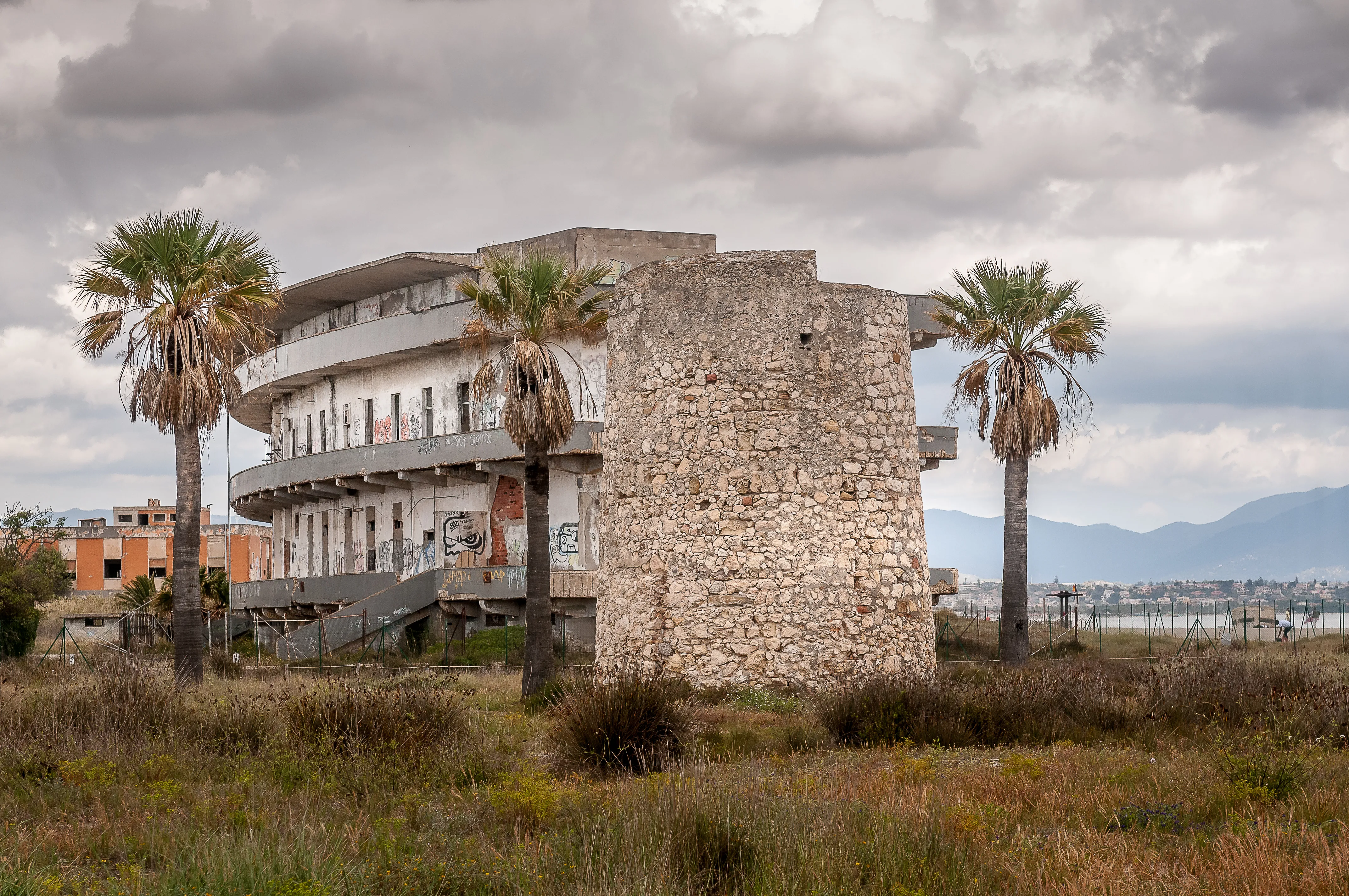 La Torre di Mezza Spiaggia al Poetto: Un Tuffo nella Storia di Cagliari ...