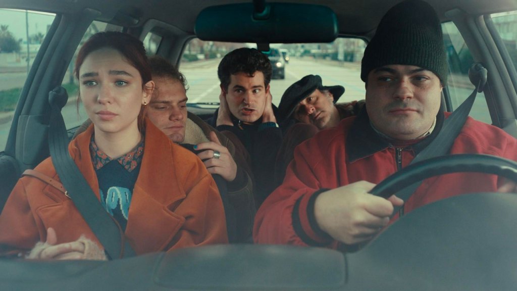 'La Vita da Grandi'(2025): Un Film con Matilda De Angelis tra emozioni e sogni di libertà 8 Un fotograma dal film La Vita da Grandi con Matilda De Angelis