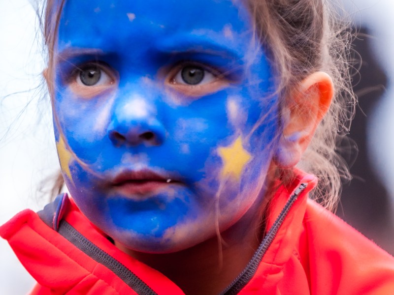 Bambina con il volto dipinto di blu e stelle gialle, simbolo dell’Europa, durante una manifestazione a Londra per restare nell’Unione Europea.