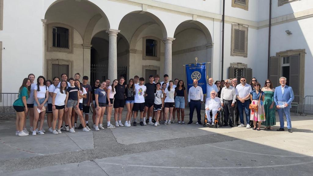 Gruppo di partecipanti alla finale del Premio Nazionale di Arte Contemporanea "Rotary" presso Palazzo Celesia, Rivolta d'Adda, con autorità, studenti e membri della fondazione.