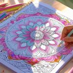 Colorare da adulti: la rivoluzione silenziosa contro lo stress.