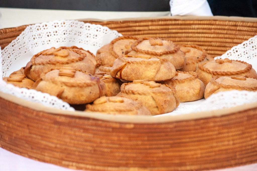 Un cesto con diverse panade, un tradizionale piatto sardo, esposto per la Sagra de Sa Panada ad Assemini.