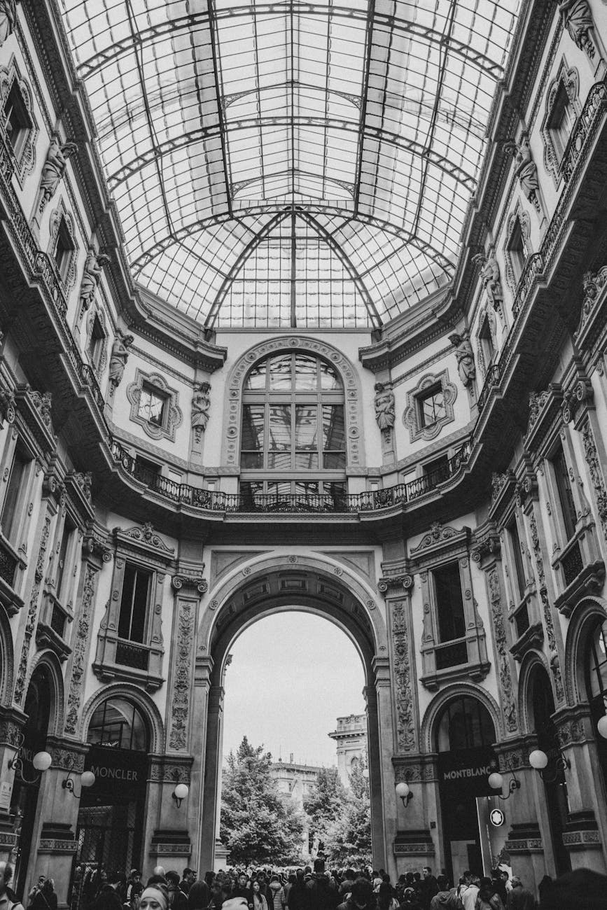 galleria vittorio emanuele ii in black and white nella vita urbana