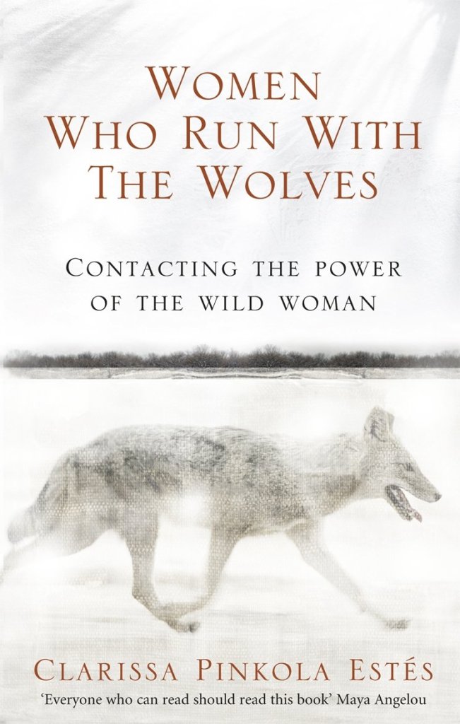 Book cover of Biegnąca z wilkami 'Women Who Run With The Wolves' by Clarissa Pinkola Estés featuring the image of a running wolf and the subtitle 'Contacting the power of the wild woman'.